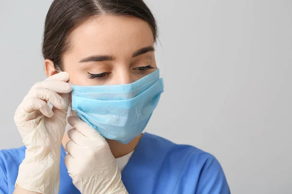 Läkare Bär Medicinsk Mask Mot Grå Bakgrund — Stockfoto