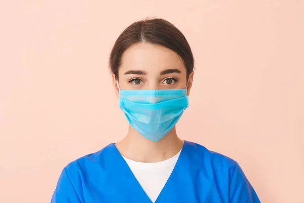 Läkare Bär Medicinsk Mask Mot Färg Bakgrund — Stockfoto