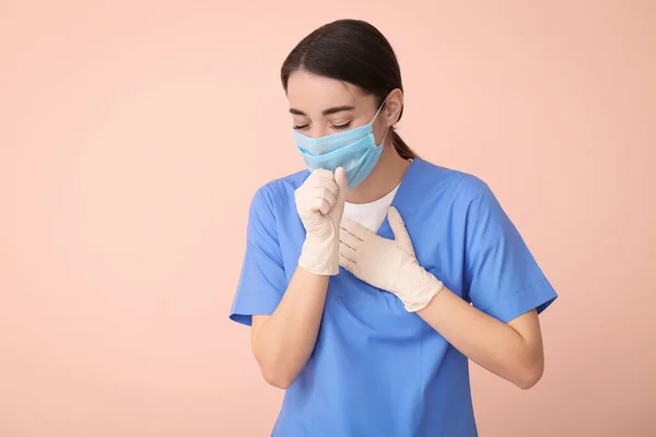 Ill Médico Vestindo Máscara Médica Contra Fundo Cor — Fotografia de Stock