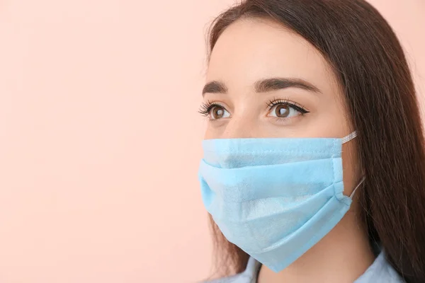 Wanita Muda Mengenakan Masker Medis Terhadap Latar Belakang Warna — Stok Foto