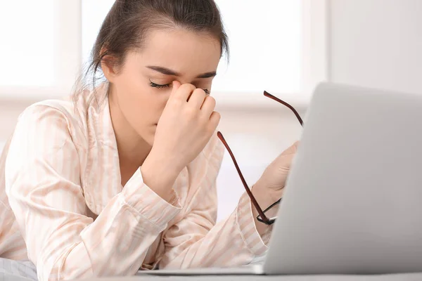 Cansado Jovem Mulher Trabalhando Laptop Casa — Fotografia de Stock