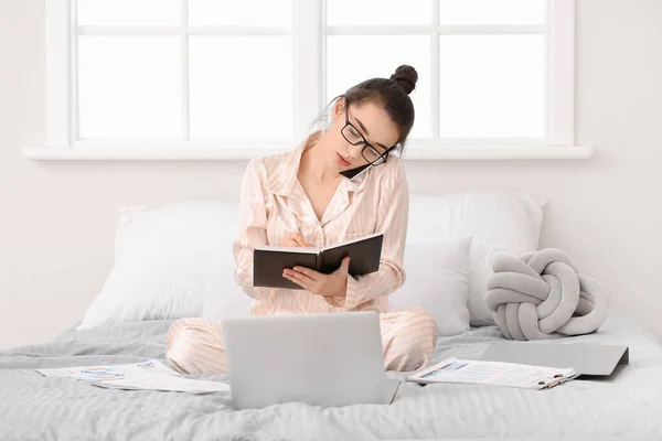 Beautiful Young Woman Working Home — Stock Photo, Image