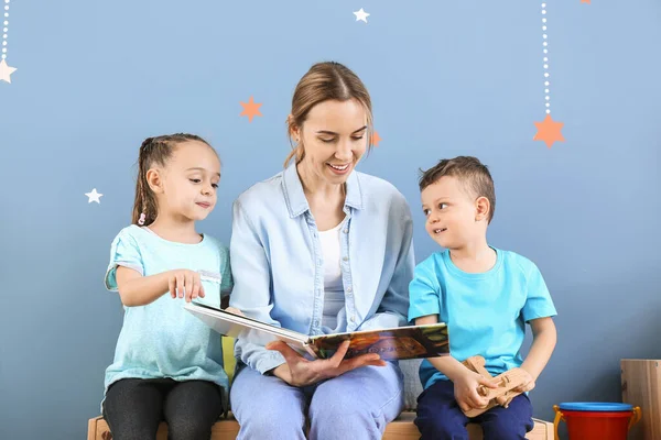 Nanny Cute Little Children Reading Book Home — Stock Photo, Image