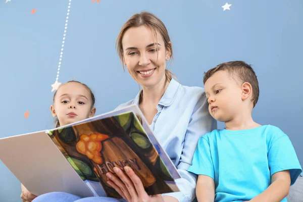 Nanny Cute Little Children Reading Book Home — 스톡 사진