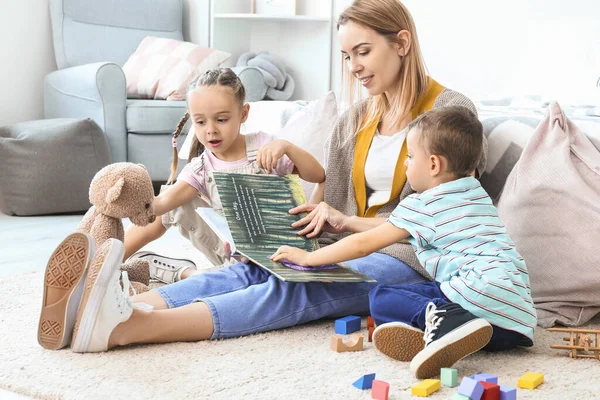 Babysitter Bambini Piccoli Carino Leggere Libro Casa — Foto Stock