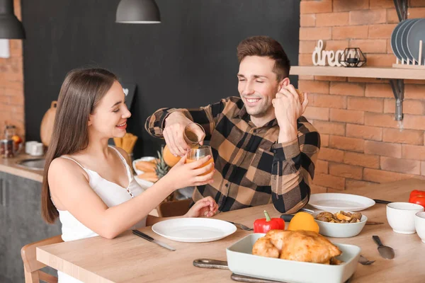 Jovem Casal Jantando Cozinha — Fotografia de Stock