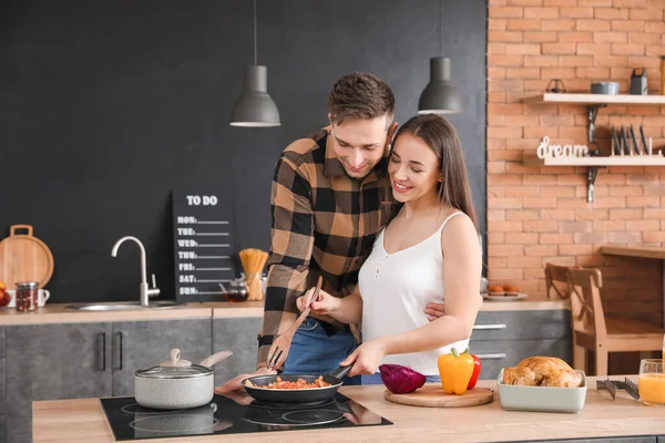 Pasangan Muda Memasak Bersama Sama Dapur — Stok Foto