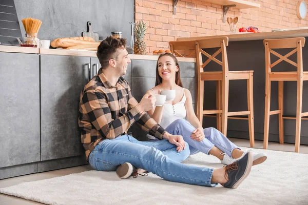 Pareja Joven Tomando Juntos Cocina —  Fotos de Stock