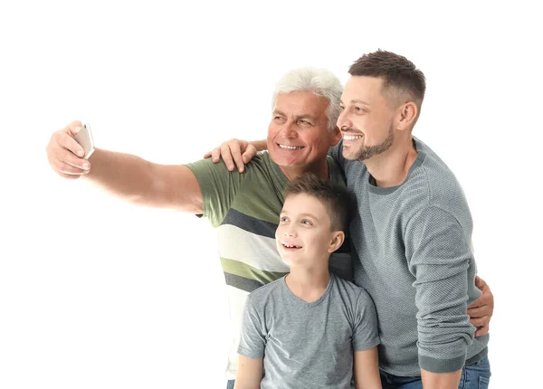 Homem Com Seu Pai Filho Tomando Selfie Fundo Branco — Fotografia de Stock
