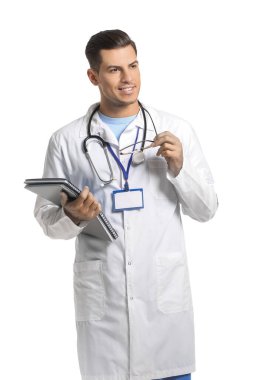Beyaz arka planda genç bir erkek doktorun portresi