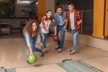 Kulüpte bowling oynayan arkadaşlar