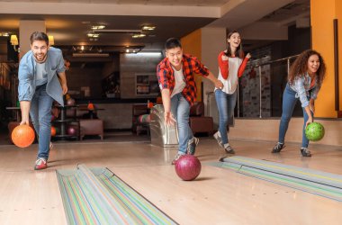 Kulüpte bowling oynayan arkadaşlar