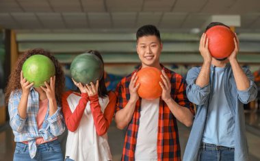 Bowling kulübünde topları olan arkadaşlar