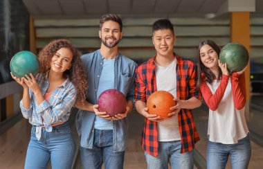 Bowling kulübünde topları olan arkadaşlar