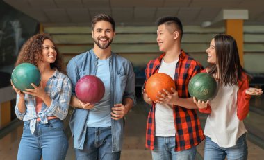 Bowling kulübünde topları olan arkadaşlar