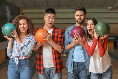 Bowling kulübünde topları olan arkadaşlar