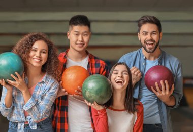 Bowling kulübünde topları olan arkadaşlar