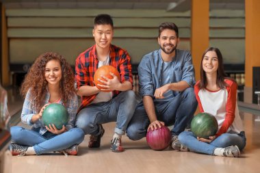 Bowling kulübündeki arkadaşlarının portresi.