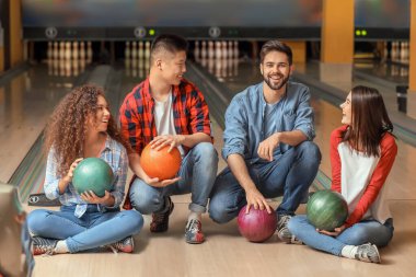 Bowling kulübündeki arkadaşlarının portresi.