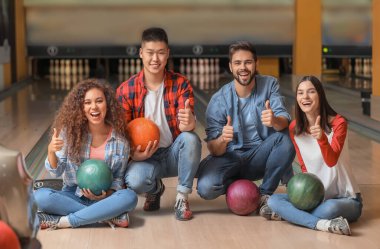 Bowling kulübündeki arkadaşlarının portresi.