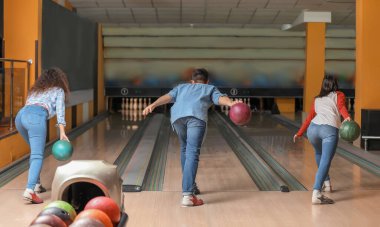 Kulüpte bowling oynayan arkadaşlar
