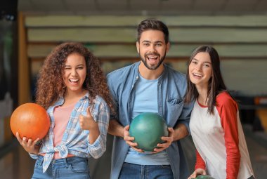 Bowling kulübündeki arkadaşlarının portresi.