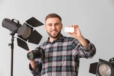 Stüdyoda kartviziti olan bir fotoğrafçı.