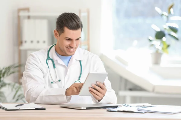 Young Male Doctor Working Clinic — Stock Photo, Image