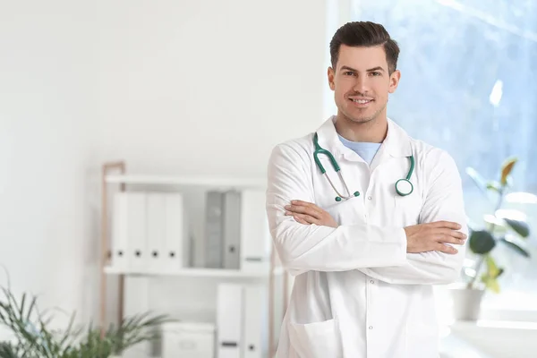 Retrato Jovem Médico Masculino Clínica — Fotografia de Stock