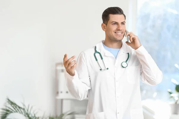 Portrait Young Male Doctor Talking Phone Clinic — Stock Photo, Image