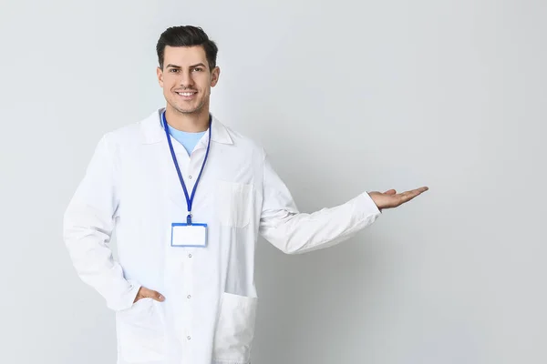 Portrait Young Male Doctor Showing Something Light Background — Stock Photo, Image