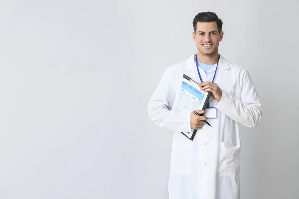 Retrato Jovem Médico Sexo Masculino Fundo Claro — Fotografia de Stock