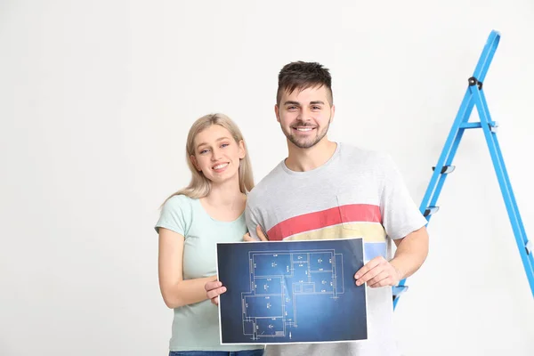 Pareja Joven Con Plano Casa Sobre Fondo Blanco — Foto de Stock