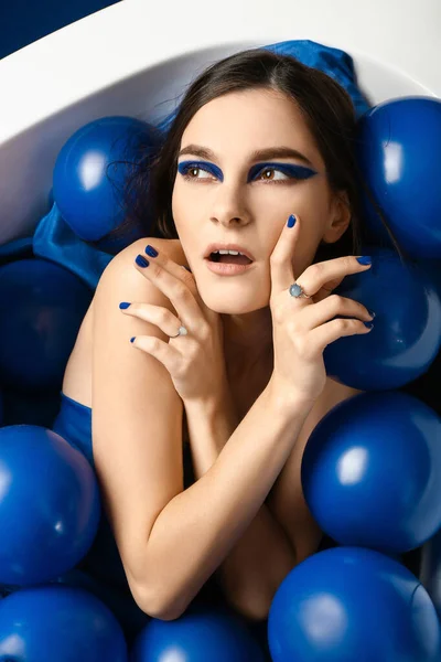 Portrait Fashionable Young Woman Air Balloons Lying Bathtub — Stock Photo, Image
