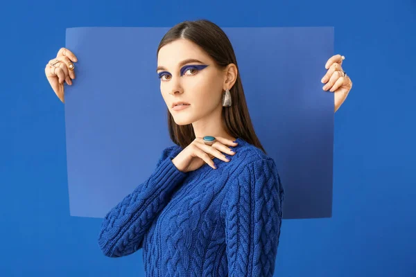 Retrato Mujer Joven Moda Sobre Fondo Azul — Foto de Stock