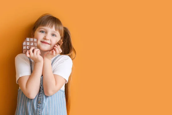 Cute Little Girl Czekolady Tle Koloru — Zdjęcie stockowe