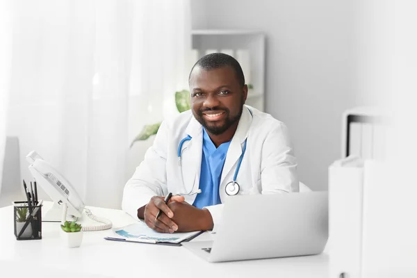 Man Afro Amerikaanse Arts Aan Tafel Kliniek — Stockfoto