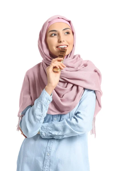 Schöne Muslimin Isst Leckere Schokolade Auf Weißem Hintergrund — Stockfoto