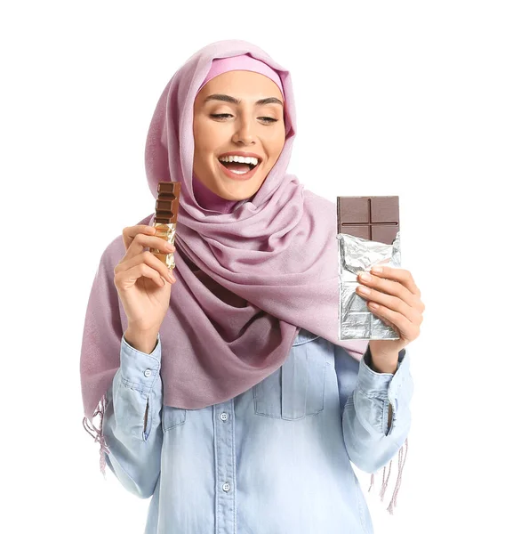 Gyönyörű Muszlim Eszik Ízletes Csokoládé Fehér Háttér — Stock Fotó