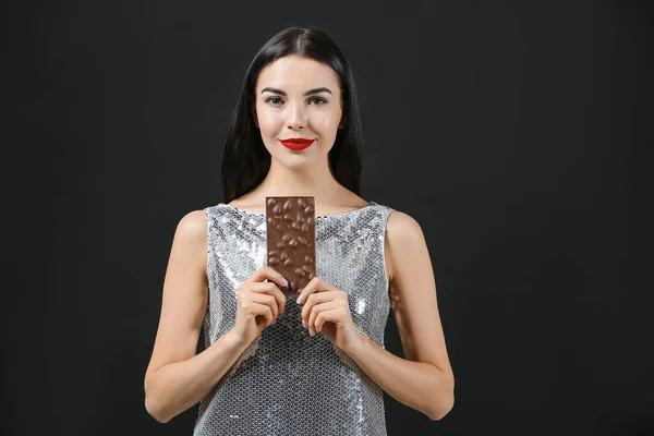 Mulher Bonita Com Chocolate Fundo Escuro — Fotografia de Stock