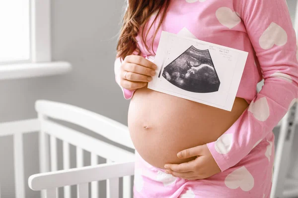 Piękna Kobieta Ciąży Usg Obrazu Domu — Zdjęcie stockowe
