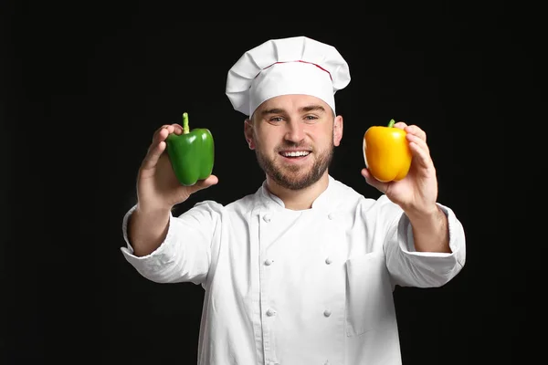 Handsome Male Chef Bell Peppers Dark Background — Stock Photo, Image