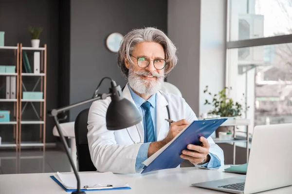 Portret Van Oudere Mannelijke Arts Kliniek — Stockfoto