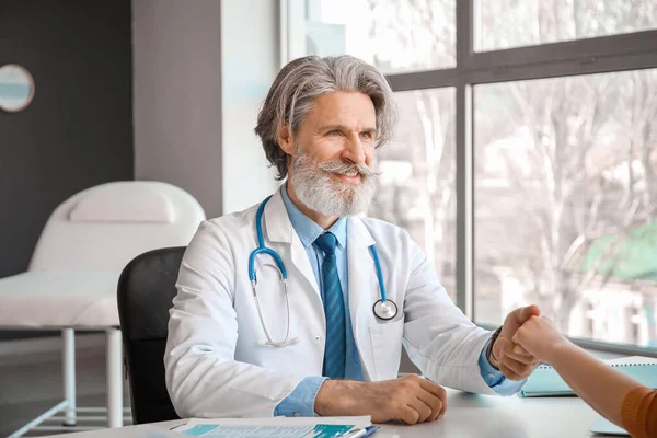 Senior Male Doctor Working Patient Clinic — Stock Photo, Image