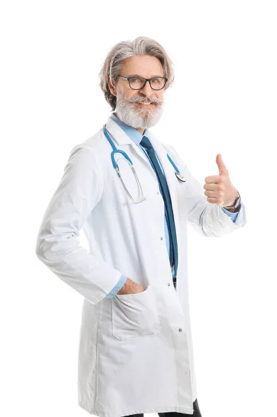 高级男医生在白人背景下显示大拇指向上的画像 — 图库照片