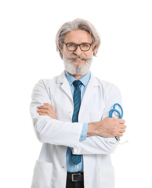 Beyaz Arka Planda Kıdemli Erkek Doktorun Portresi — Stok fotoğraf