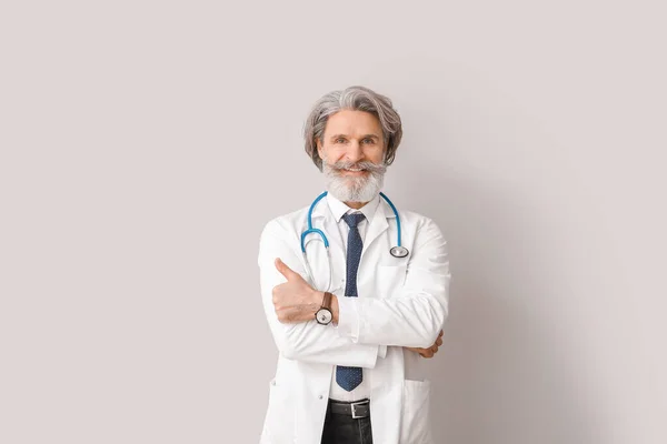 Retrato Médico Sênior Mostrando Gesto Polegar Para Cima Sobre Fundo — Fotografia de Stock