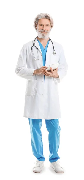 Πορτρέτο Του Ανώτερου Άνδρα Γιατρού Τον Υπολογιστή Tablet Λευκό Φόντο — Φωτογραφία Αρχείου