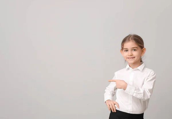 Little Businesswoman Showing Something Grey Background — Stock Photo, Image