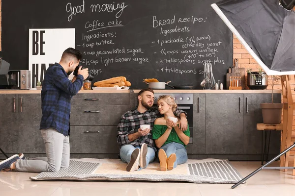 Photographer Working Young Couple Studio — Stock Photo, Image